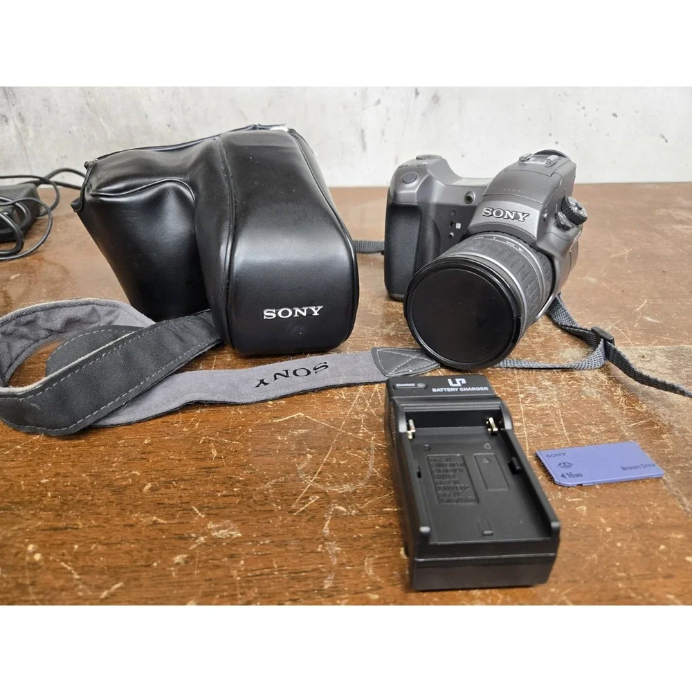 Sony Cyber-shot Pro DSC-D770 1.5MP Digital Camera w/ Battery Charger Case Tested